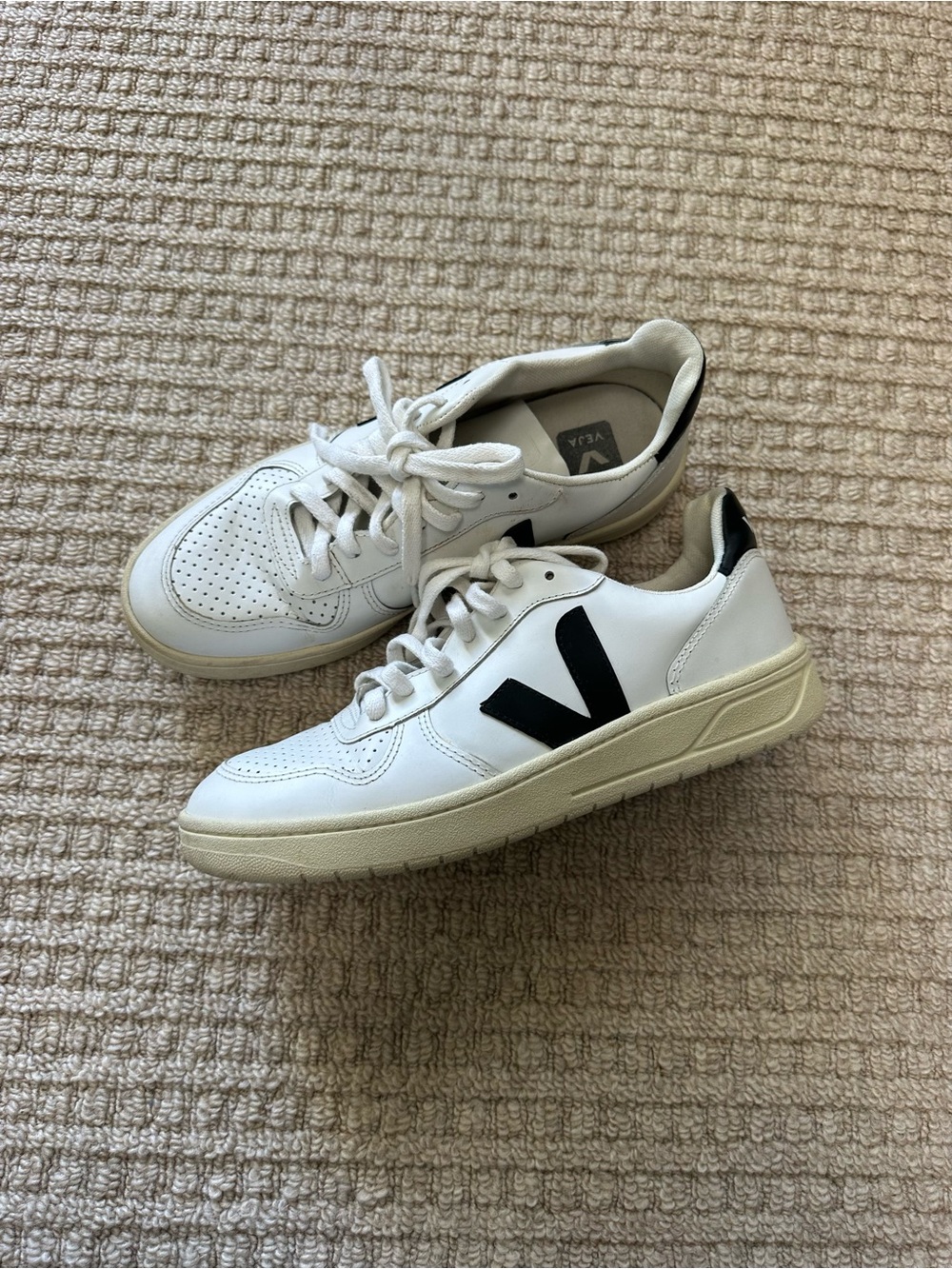 Veja Women’s V-10 White & Black Sneakers Sz 9